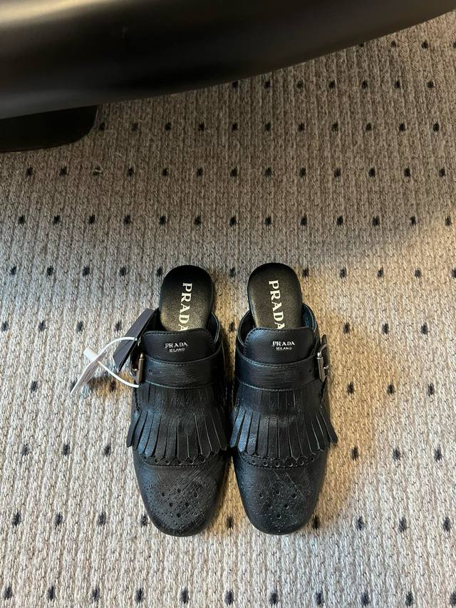 Prad* 25ss 普拉达走秀款复古流苏半拖爆款！走秀款 复古感时髦满满 随意百搭 时尚休闲 独到味道，人人都爱也轻松驾驭 每年都会爆.足以征服你，穿上它，休