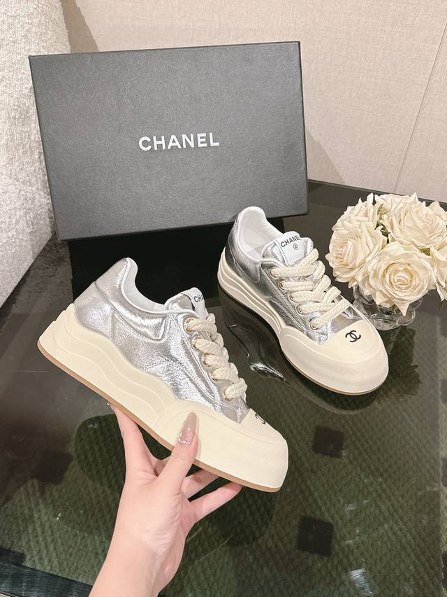 Chanel 25C 春夏专柜新款休闲运动鞋 天花板顶级品质这款靴子真的是小个子福星，厚底5cma 更精致一点，显腿瘦，关键是上脚很舒服鞋面：进口牛皮 内里：羊