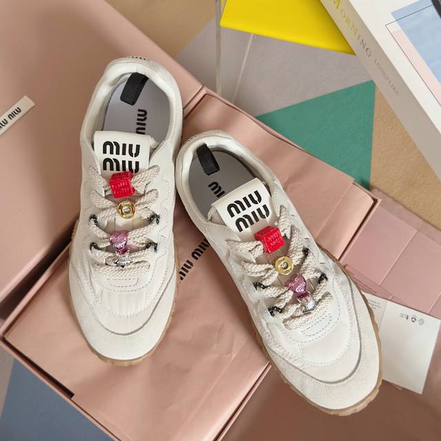 顶级版本：女款 无饰品-20 MiuMiu缪缪 最新Tyre系列 休闲 运动鞋 德训鞋 饼干鞋原版购入开发 做货 这款Tyre集优雅气质与运动功能于一身。动感橡