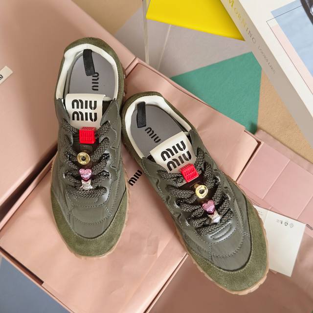 顶级版本：女款 无饰品-20 MiuMiu缪缪 最新Tyre系列 休闲 运动鞋 德训鞋 饼干鞋原版购入开发 做货 这款Tyre集优雅气质与运动功能于一身。动感橡