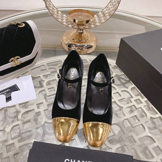 24Ss新款Chane*小香单鞋这款单鞋帅气中带着少女的活泼俏皮 将心情与魅力一同拉满 别致又出彩！轻松游走于通勤和休闲场合 做个漫不经心的时髦优雅女子～一年四