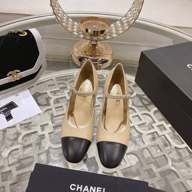 24Ss新款Chane*小香单鞋这款单鞋帅气中带着少女的活泼俏皮 将心情与魅力一同拉满 别致又出彩！轻松游走于通勤和休闲场合 做个漫不经心的时髦优雅女子～一年四