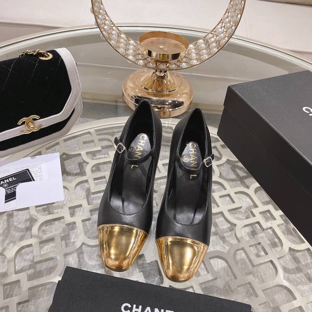 24Ss新款Chane*小香单鞋这款单鞋帅气中带着少女的活泼俏皮 将心情与魅力一同拉满 别致又出彩！轻松游走于通勤和休闲场合 做个漫不经心的时髦优雅女子～一年四