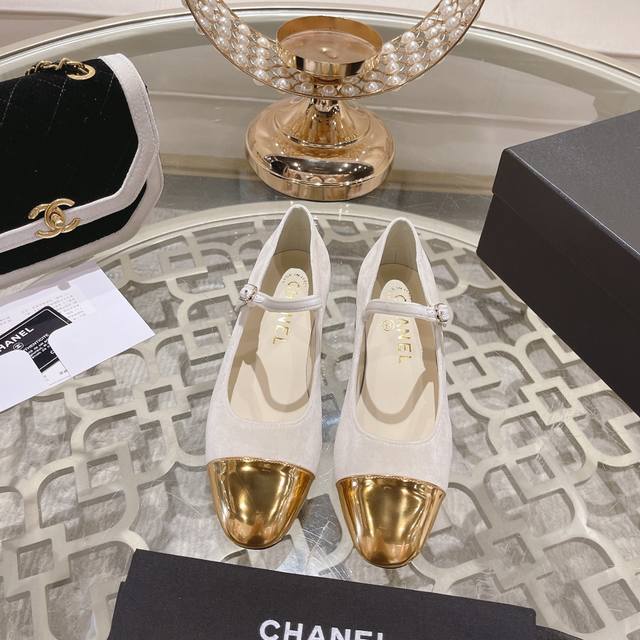 24Ss新款Chane*小香单鞋这款单鞋帅气中带着少女的活泼俏皮 将心情与魅力一同拉满 别致又出彩！轻松游走于通勤和休闲场合 做个漫不经心的时髦优雅女子～一年四