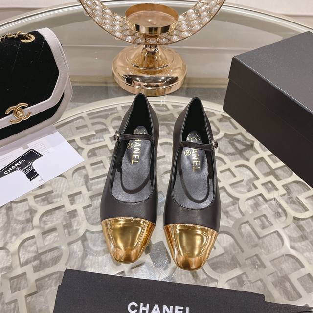 24Ss新款Chane*小香单鞋这款单鞋帅气中带着少女的活泼俏皮 将心情与魅力一同拉满 别致又出彩！轻松游走于通勤和休闲场合 做个漫不经心的时髦优雅女子～一年四