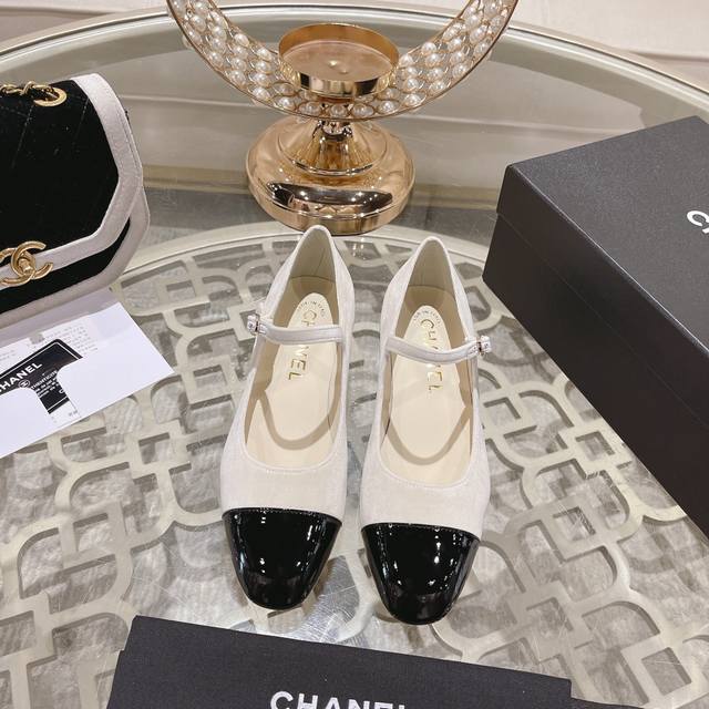 24Ss新款Chane*小香单鞋这款单鞋帅气中带着少女的活泼俏皮 将心情与魅力一同拉满 别致又出彩！轻松游走于通勤和休闲场合 做个漫不经心的时髦优雅女子～一年四