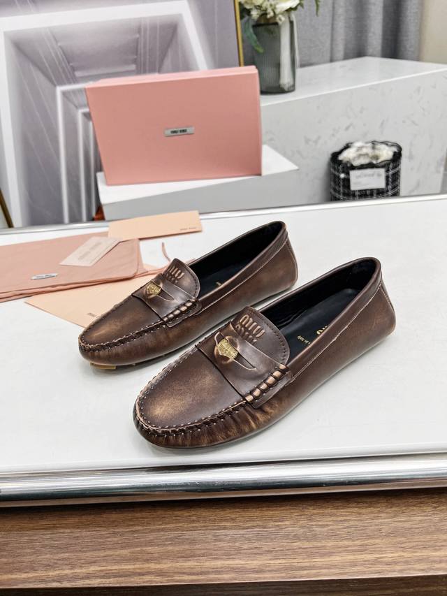 高品质出品 经典金币乐福鞋~ 高级感十足，一瞬间就成了miumiu的史诗级款式，鞋面中间嵌入“金币”复古又时髦，藏起来这种可爱小心思又甜又酷，鞋型圆润秀气，一点