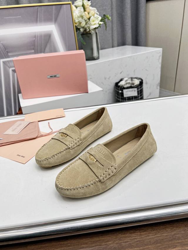高品质出品 经典金币乐福鞋~ 高级感十足，一瞬间就成了miumiu的史诗级款式，鞋面中间嵌入“金币”复古又时髦，藏起来这种可爱小心思又甜又酷，鞋型圆润秀气，一点