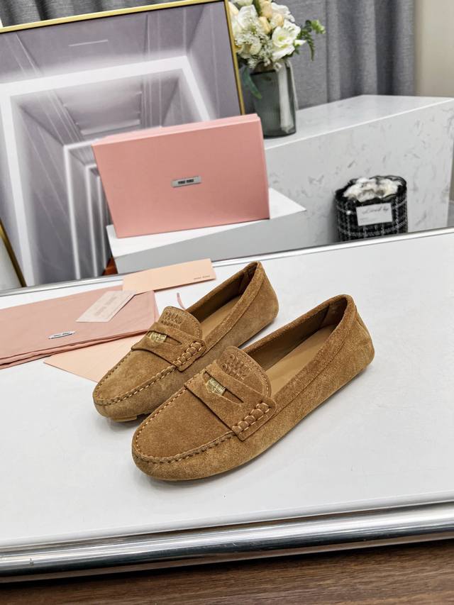 高品质出品 经典金币乐福鞋~ 高级感十足，一瞬间就成了miumiu的史诗级款式，鞋面中间嵌入“金币”复古又时髦，藏起来这种可爱小心思又甜又酷，鞋型圆润秀气，一点
