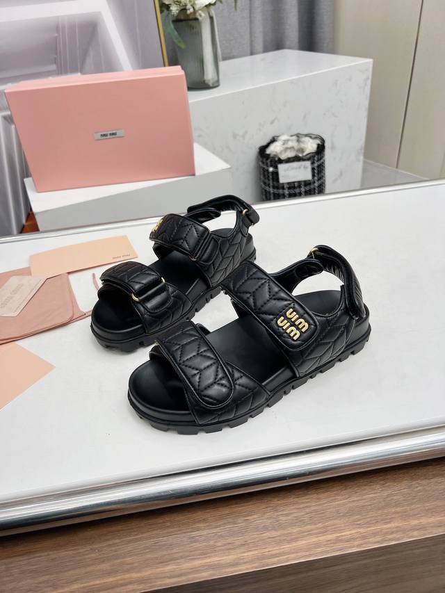 高品质出厂 Miumiu 缪缪 2024春夏新款拖鞋凉鞋巴黎时装周最新走秀款，舒适度与时髦度并存的开挂全新系列，圆头设计搭配不同风格需求 鞋面：原版定制羊皮 内