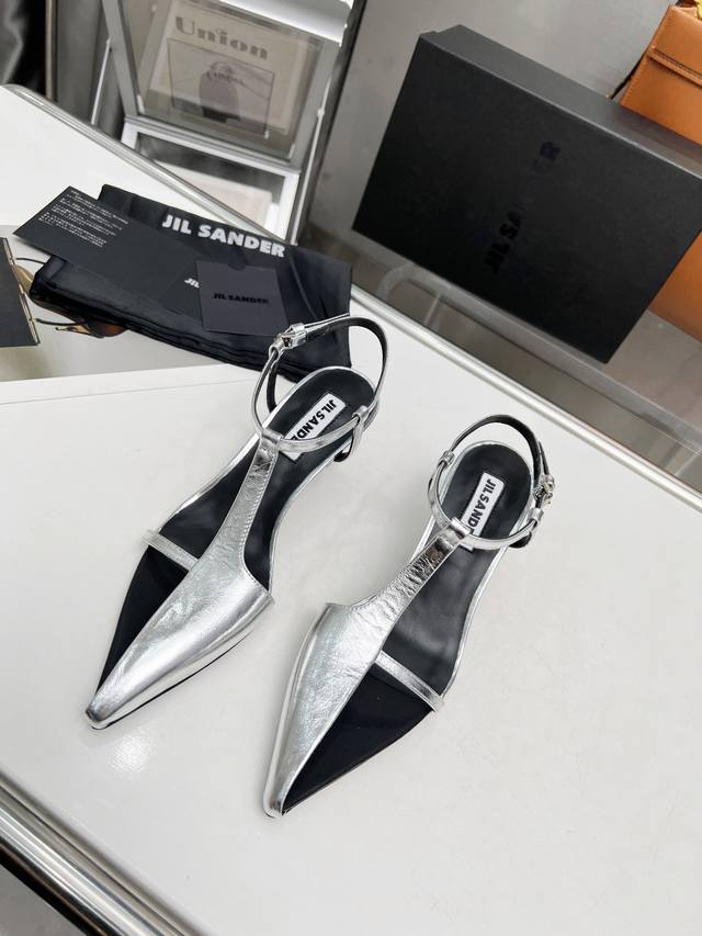 Jil sander 新款吉尔 桑达半包头凉鞋，越看越好看的一款鞋，独特的半包头设计一如即往简约而不失时尚潮流感，满满的复古风，独特帅气！夏天必备单品！鞋面：牛