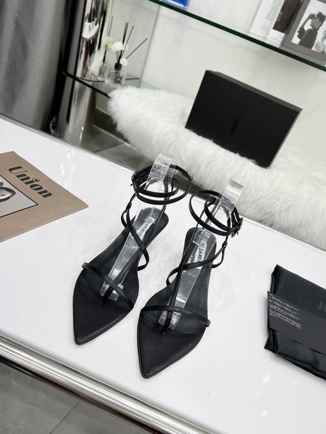 JIL SANDER~ 吉尔 桑达早春爆款系列 尖头细跟夹趾凉鞋 这款简约时尚又与众不同，视觉上好看到爆炸面料:原版羊皮内里:原版羊皮垫脚:原版牛皮大底:原版真