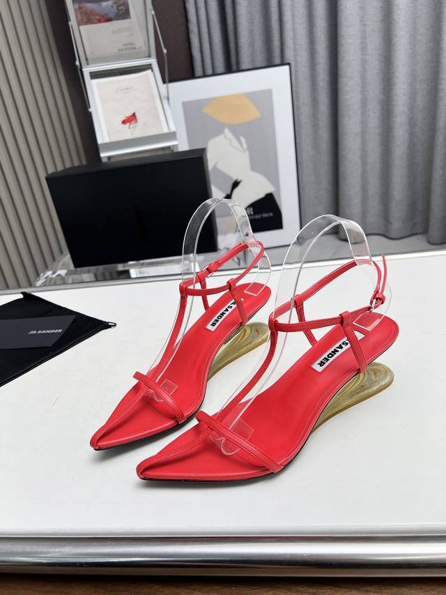 高品质出厂 水晶跟小众潮牌网红款 Jil sander 2024吉尔 桑达早春凉鞋系列！春夏最新爆款时髦水晶跟坡跟尖头带子凉鞋这款真的绝了 时髦到飞起想不到有任