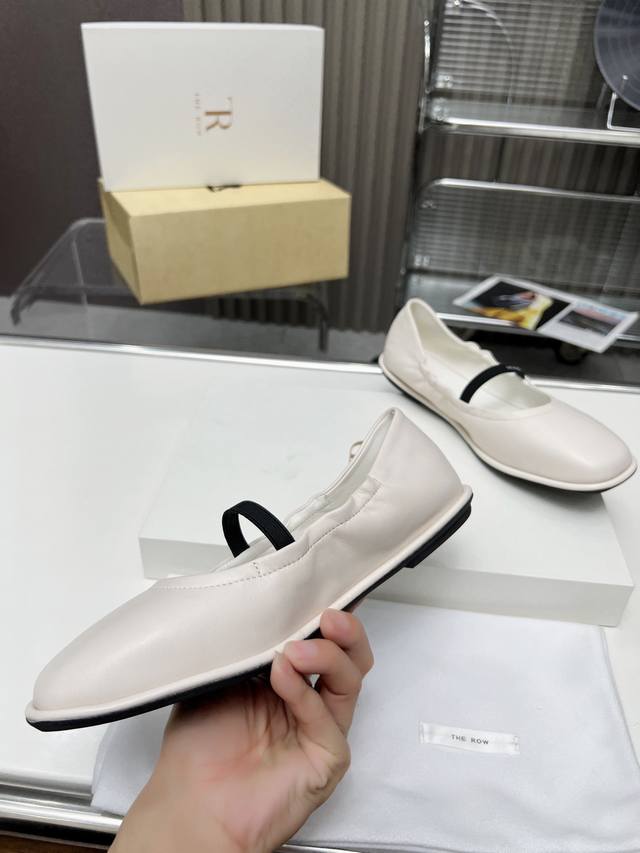 高品质出厂 The row 早秋新款一字带松紧方头平底跳舞鞋奶奶鞋！很少会看到一款跳舞鞋会做到这么精细、而且对脚的包容性特别强，把脚型修饰得妥妥的，又不失独特韵
