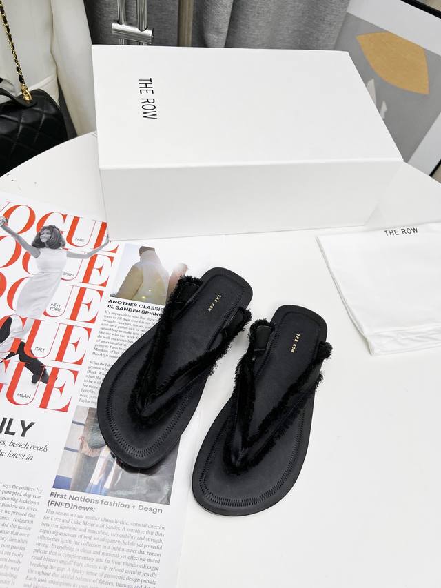 The Row 春夏必入单品Muller厚底人字拖鞋简单的风格却自带高级气场的拖鞋 绝对是今年必入款 ，日常度假都是绝对必不可少 ，随便搭配一下都可以自带气场出