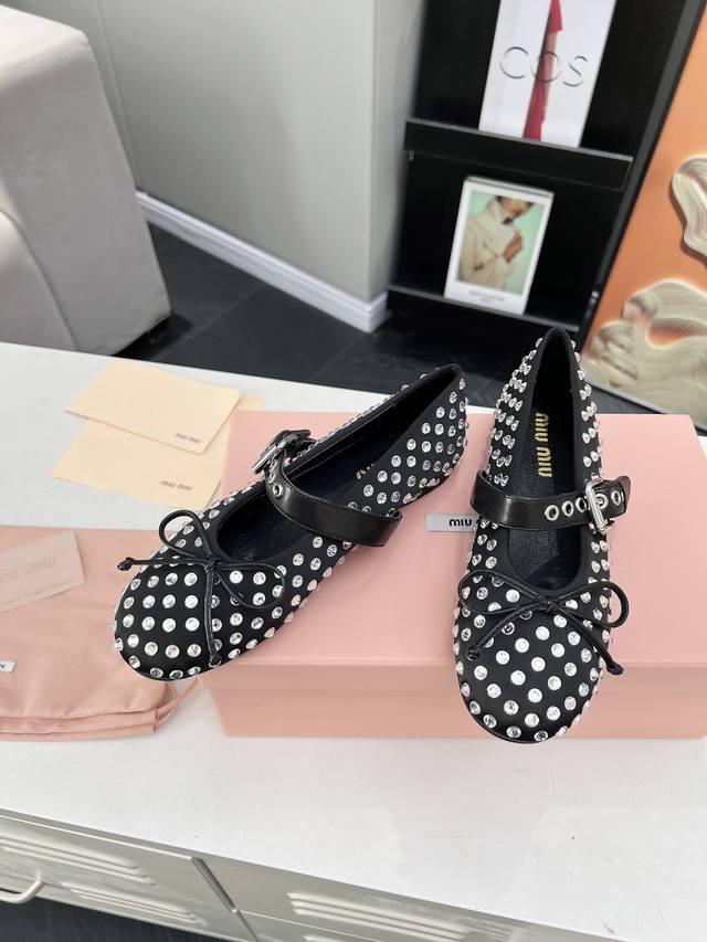 高品质出厂 MIUMIU 缪缪2024新款芭蕾舞鞋 缪家以芭蕾的灵动意韵融于日常. 以现代笔触刻画舞鞋经典轮廓！钻饰皮质款芭蕾舞鞋. 从经典日式鞋履汲取灵感.