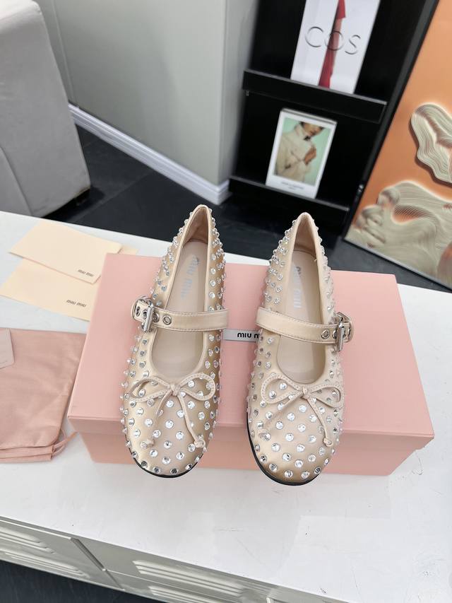 高品质出厂 MIUMIU 缪缪2024新款芭蕾舞鞋 缪家以芭蕾的灵动意韵融于日常. 以现代笔触刻画舞鞋经典轮廓！钻饰皮质款芭蕾舞鞋. 从经典日式鞋履汲取灵感.
