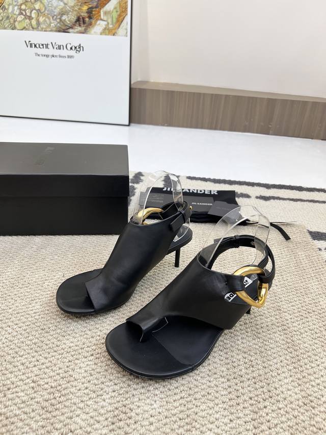高品质出厂 JILSANDER 24春夏极简主义高跟五金扣饰圆头细跟凉鞋单鞋市面顶级原单版，ZP对比做货，所有细节都跟柜上一致：包括鞋面皮料，鞋垫内里皮料、刻印