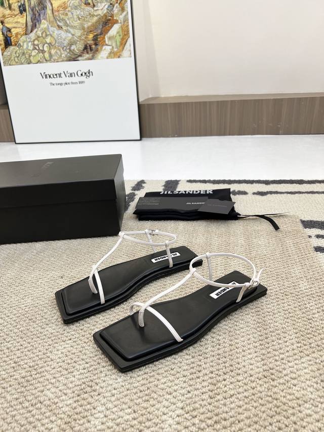 高品质出厂 小众潮牌网红款 Jil sander 吉尔 桑达早春爆款凉鞋系列！这款真的绝了 时髦到飞起想不到有任何理由可以去拒绝这款凉鞋 随便凹个造型都满分时髦