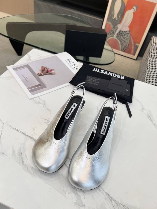高品质出厂 JILSANDER 24春夏极简主义高跟圆头细跟后空凉鞋单鞋市面顶级原单版，ZP对比做货，所有细节都跟柜上一致：包括鞋面皮料，鞋垫内里皮料、刻印lo