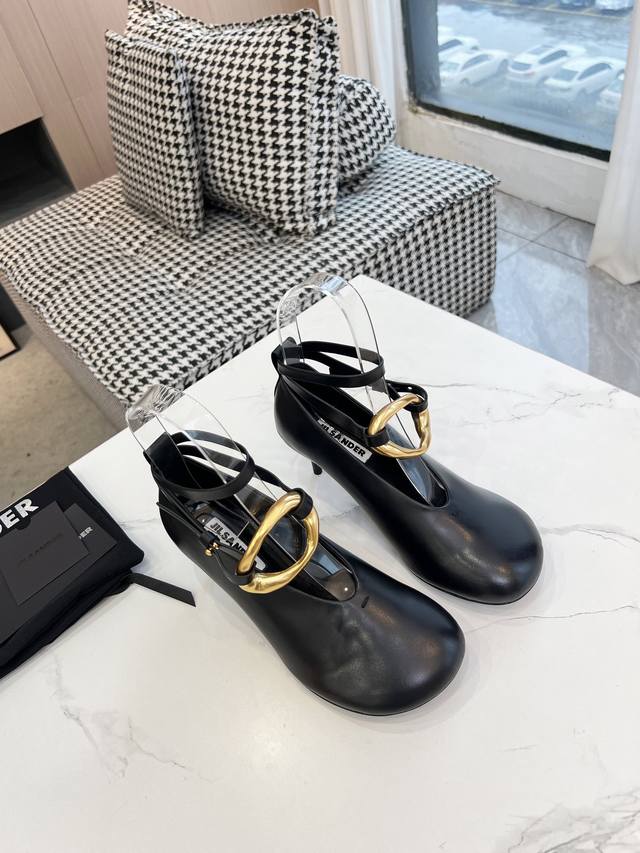 高品质出厂 JILSANDER 24春夏极简主义高跟五金扣饰圆头细跟凉鞋单鞋市面顶级原单版，ZP对比做货，所有细节都跟柜上一致：包括鞋面皮料，鞋垫内里皮料、刻印