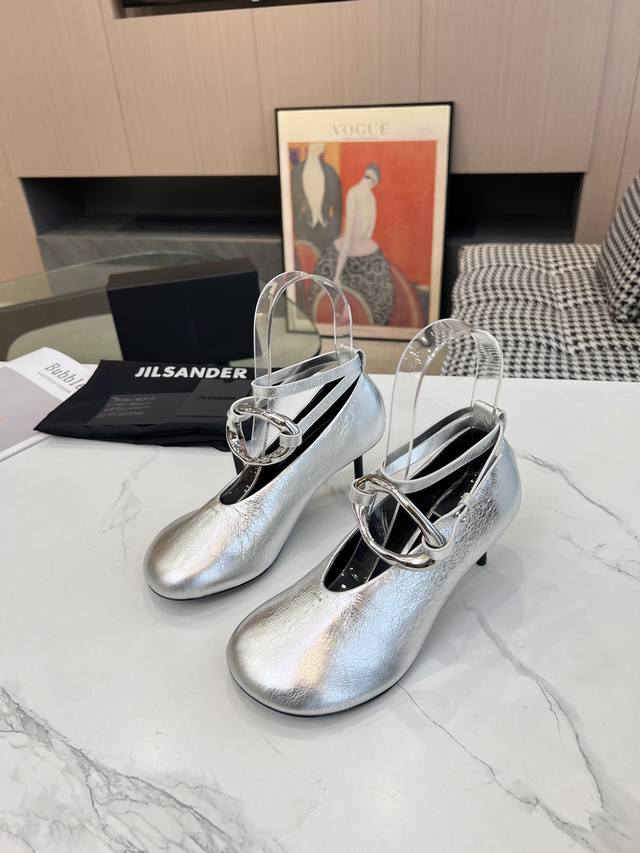 高品质出厂 JILSANDER 24春夏极简主义高跟五金扣饰圆头细跟凉鞋单鞋市面顶级原单版，ZP对比做货，所有细节都跟柜上一致：包括鞋面皮料，鞋垫内里皮料、刻印