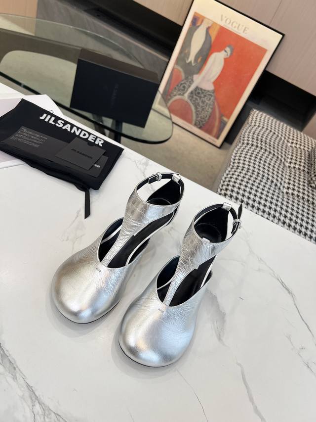 高品质出厂 JILSANDER 24春夏极简主义高跟圆头细跟凉鞋单鞋市面顶级原单版，ZP对比做货，所有细节都跟柜上一致：包括鞋面皮料，鞋垫内里皮料、刻印logo