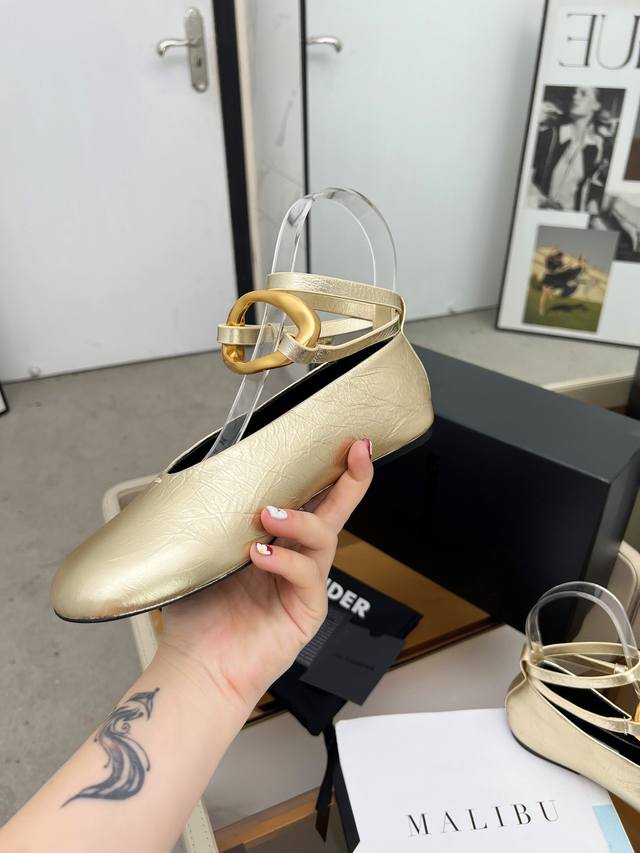 高品质出厂 JILSANDER 24春夏极简主义平底五金扣饰圆头后空凉鞋单鞋！市面顶级原单版，ZP对比做货，所有细节都跟柜上一致：包括鞋面皮料，鞋垫内里皮料、刻