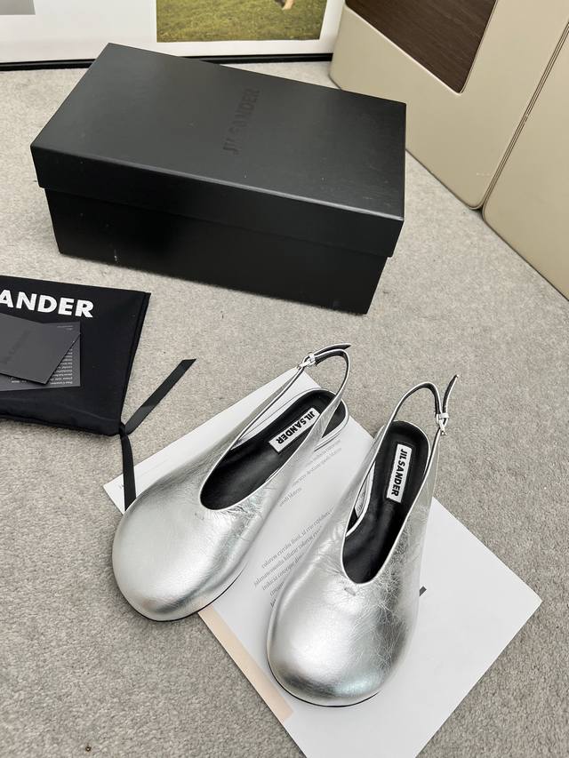 高品质出厂 JILSANDER 24春夏极简主义平底圆头后空凉鞋单鞋市面顶级原单版，ZP对比做货，所有细节都跟柜上一致：包括鞋面皮料，鞋垫内里皮料、刻印logo