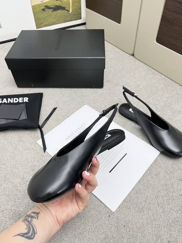 高品质出厂 JILSANDER 24春夏极简主义平底圆头后空凉鞋单鞋市面顶级原单版，ZP对比做货，所有细节都跟柜上一致：包括鞋面皮料，鞋垫内里皮料、刻印logo