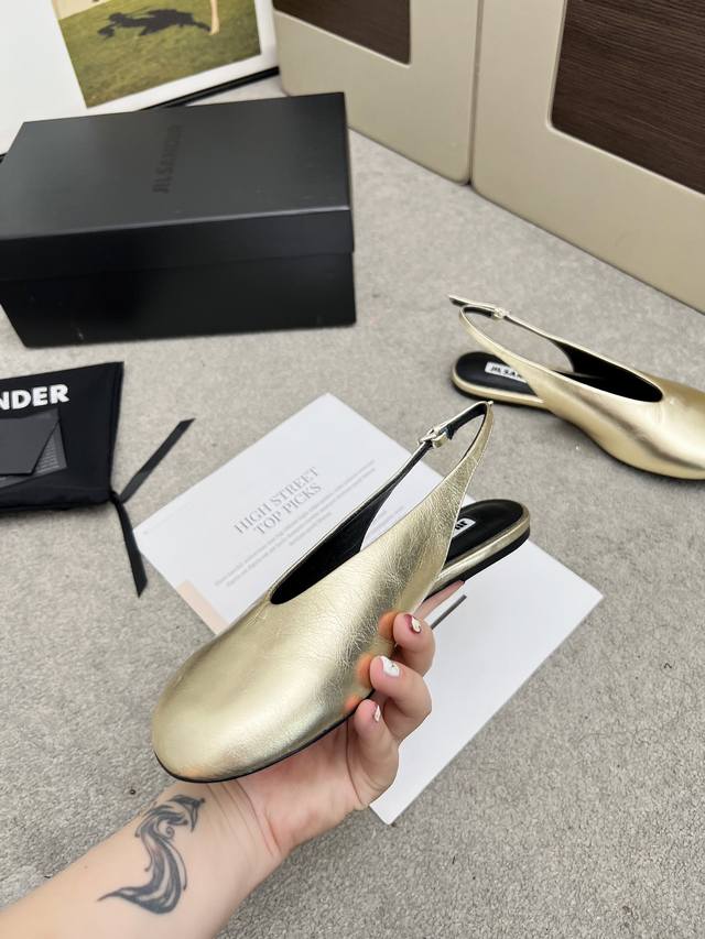 高品质出厂 JILSANDER 24春夏极简主义平底圆头后空凉鞋单鞋市面顶级原单版，ZP对比做货，所有细节都跟柜上一致：包括鞋面皮料，鞋垫内里皮料、刻印logo