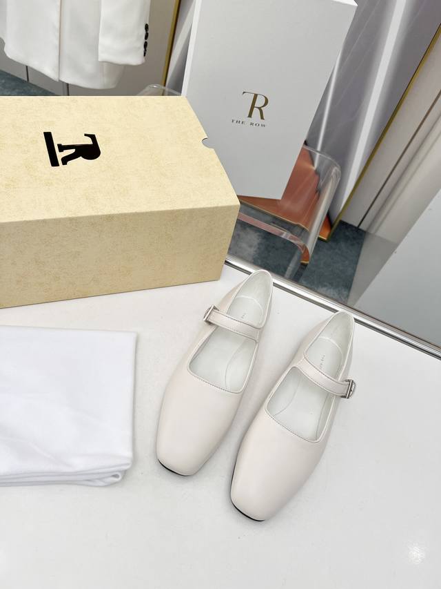 高品质出厂 小众潮牌the row 复古简约玛丽珍鞋据说这是本年度最美丽的玛丽珍鞋，法式优雅气质在线、高级又时髦，可盐可甜，文艺又气质！四季可穿的单品，挂扣设计