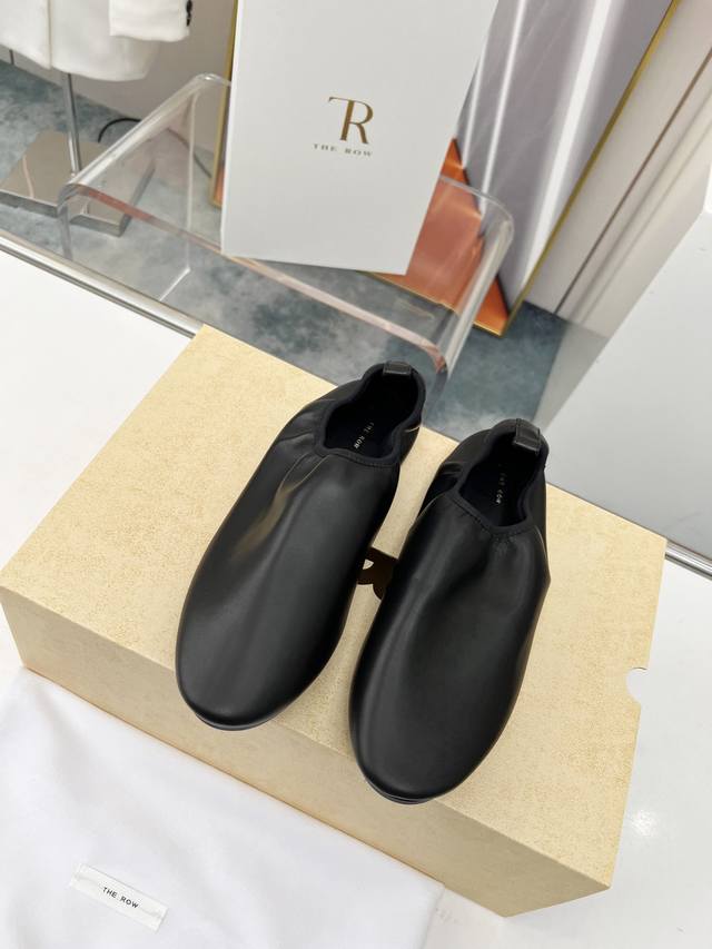 高品质出厂 ！小众潮牌The Row “Canal” 平底松紧奶奶鞋乐福鞋第一眼看到这个鞋子就爱上了，带点复古味随意搭配都好看！各大网红博主都在穿它，整个鞋子非