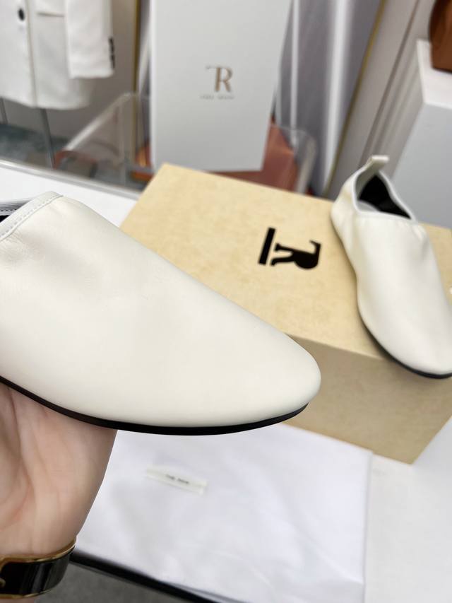 高品质出厂 ！小众潮牌The Row “Canal” 平底松紧奶奶鞋乐福鞋第一眼看到这个鞋子就爱上了，带点复古味随意搭配都好看！各大网红博主都在穿它，整个鞋子非
