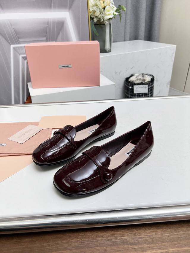 高品质出厂 MiuMiu 缪缪 24s早秋新品圆头平底玛丽珍高级感十足，鞋型圆润秀气，上脚超级舒服，非常显腿细，巨好穿，学院风通勤风可爱风都能驾驭 真的越看越上
