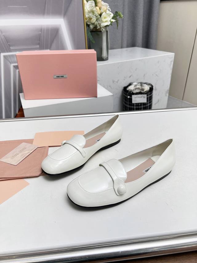 高品质出厂 MiuMiu 缪缪 24s早秋新品圆头平底玛丽珍高级感十足，鞋型圆润秀气，上脚超级舒服，非常显腿细，巨好穿，学院风通勤风可爱风都能驾驭 真的越看越上