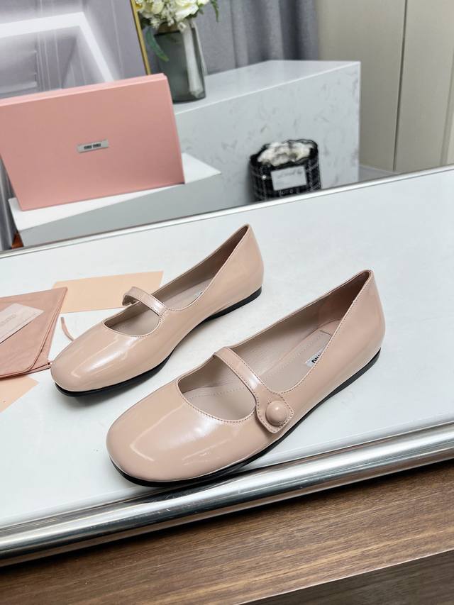 高品质出厂 MiuMiu 缪缪 24s早秋新品圆头平底玛丽珍高级感十足，鞋型圆润秀气，上脚超级舒服，非常显腿细，巨好穿，学院风通勤风可爱风都能驾驭 真的越看越上