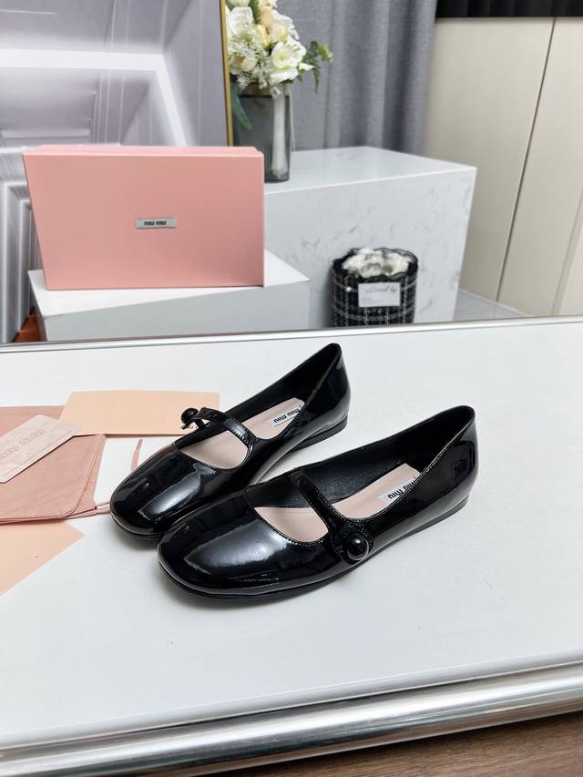 高品质出厂 MiuMiu 缪缪 24s早秋新品圆头平底玛丽珍高级感十足，鞋型圆润秀气，上脚超级舒服，非常显腿细，巨好穿，学院风通勤风可爱风都能驾驭 真的越看越上