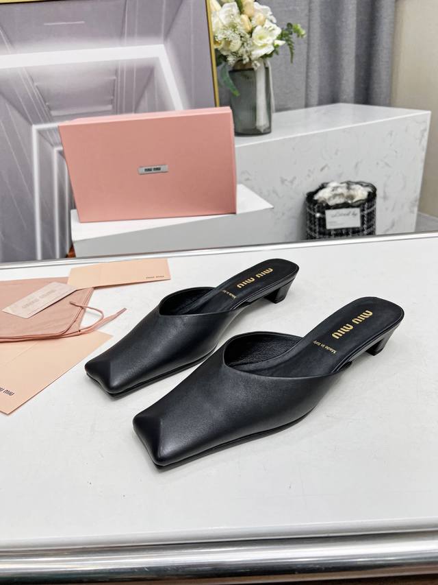 高品质出厂 MiuMiu复古方头半拖鞋简单又经典 时髦复古vintage miumiu中古鞋 非常百搭 不挑人 穿着不累脚 绝对入手不亏的一双面料：金属皮+羊皮