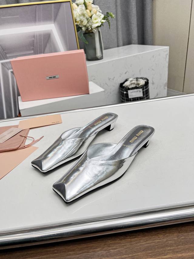 高品质出厂 MiuMiu复古方头半拖鞋简单又经典 时髦复古vintage miumiu中古鞋 非常百搭 不挑人 穿着不累脚 绝对入手不亏的一双面料：金属皮+羊皮