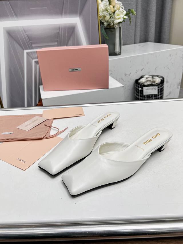 高品质出厂 MiuMiu复古方头半拖鞋简单又经典 时髦复古vintage miumiu中古鞋 非常百搭 不挑人 穿着不累脚 绝对入手不亏的一双面料：金属皮+羊皮