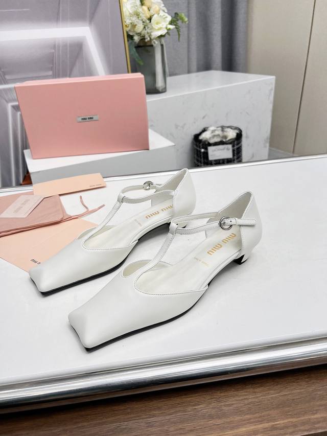 高品质出厂 MiuMiu复古方头凉鞋 简单又经典 时髦复古vintage miumiu中古鞋 非常百搭 不挑人 穿着不累脚 绝对入手不亏的一双面料：金属皮+羊皮