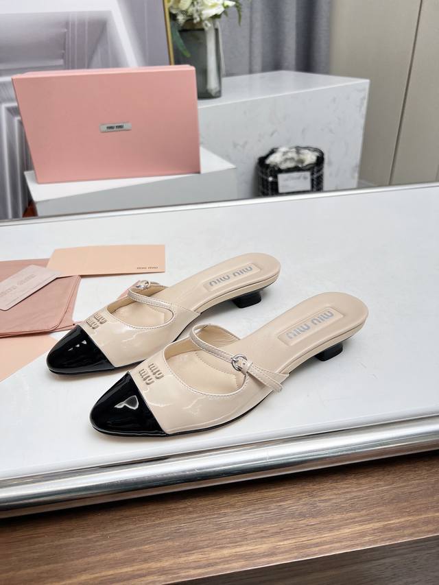 高品质出厂 Miu Miu 24春夏 尖头小猫跟单鞋包头T拖鞋凉鞋和低跟后空芭玛丽珍单鞋一眼看上miumiu这双高跟鞋，上脚果然更惊艳~镂空尖头、蝴蝶结，集性感