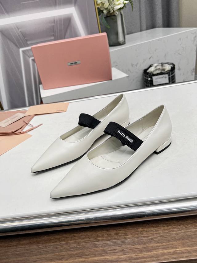 高品质出厂 Miu Miu 24新款春夏尖头单鞋包头凉鞋 一眼看上miumiu这双高跟鞋，上脚果然更惊艳，镂空织带单鞋 穿着不累脚，闭眼入面料：进口牛皮码数：3