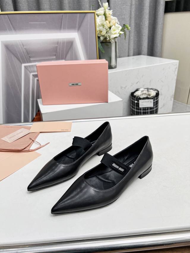 高品质出厂 Miu Miu 24新款春夏尖头单鞋包头凉鞋 一眼看上miumiu这双高跟鞋，上脚果然更惊艳，镂空织带单鞋 穿着不累脚，闭眼入面料：进口牛皮码数：3