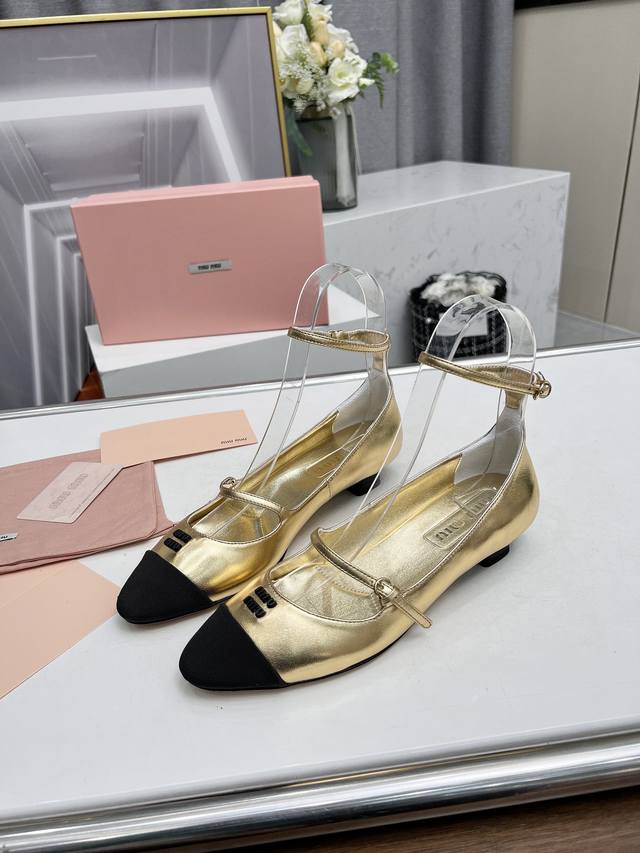 高品质出厂 Miu Miu 2024新款春夏尖头小猫跟单鞋包头凉鞋 一眼看上miumiu这双高跟鞋，上脚果然更惊艳，镂空一字带单鞋 也是采用拼色设计性感与于一体