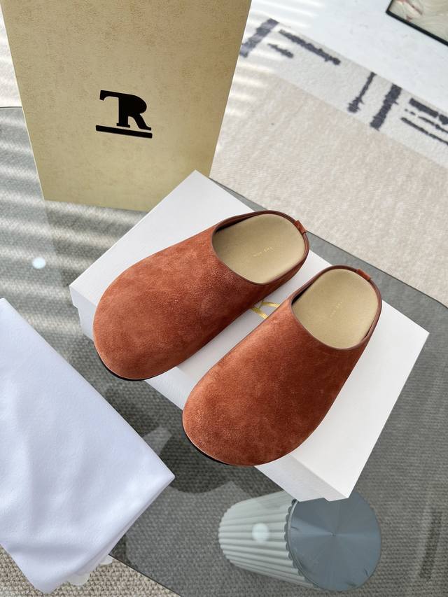 高品质出厂 The Row 24新款包头拖 勃肯拖 复古味随意搭配都好看 一贯极简风格 没有任何logo点缀 简单即是高级 这款绝对是时髦女性的必备单品鞋面 牛