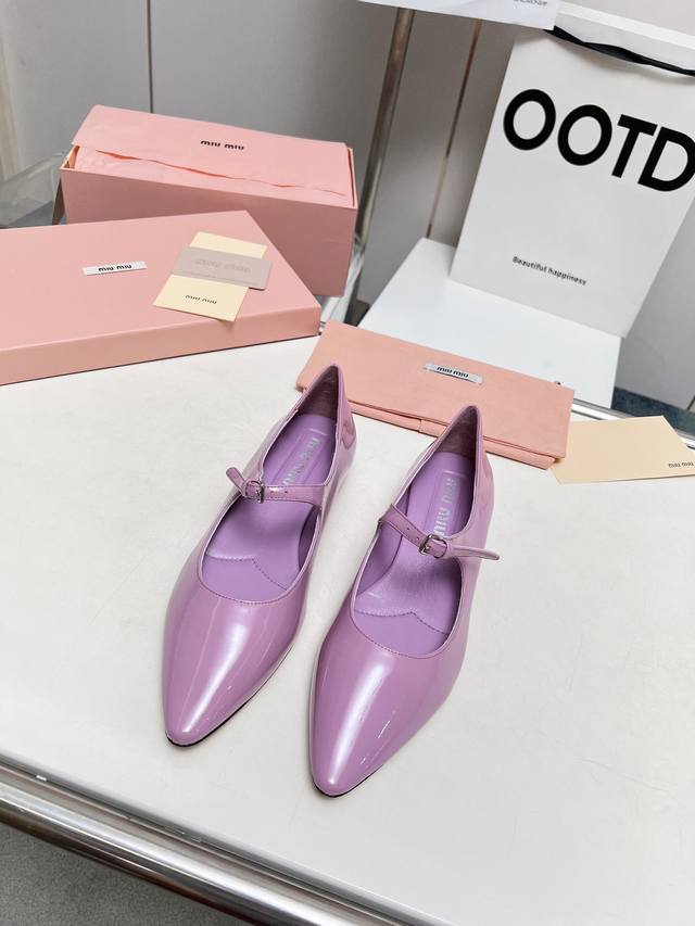 高品质出厂 MiuMiu 新款尖头玛丽珍jianto凉鞋 单鞋系列上新舒适度与时髦度并存的开挂全新系列，设计搭配，简约大方，百搭时尚！鞋面：牛漆皮内里: 原版定