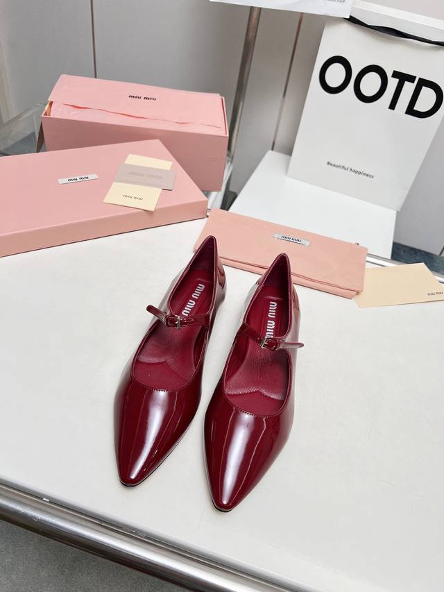 高品质出厂 MiuMiu 新款尖头玛丽珍jianto凉鞋 单鞋系列上新舒适度与时髦度并存的开挂全新系列，设计搭配，简约大方，百搭时尚！鞋面：牛漆皮内里: 原版定