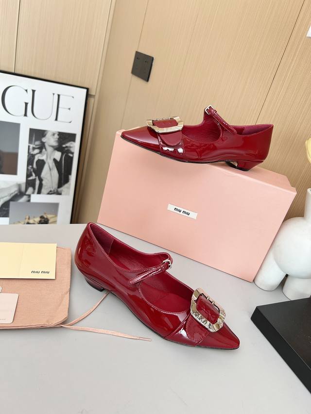 高品质出厂 MiuMiu 新款尖头玛丽珍jianto凉鞋 单鞋系列上新舒适度与时髦度并存的开挂全新系列，设计搭配，简约大方，百搭时尚！鞋面：牛漆皮内里: 原版定